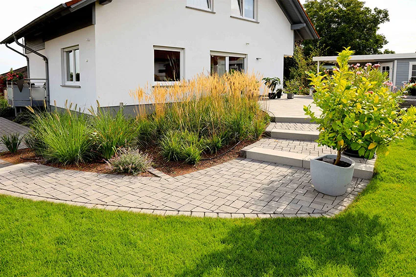 Beckenrand und Bepflanzung im Garten in Reiskirchen