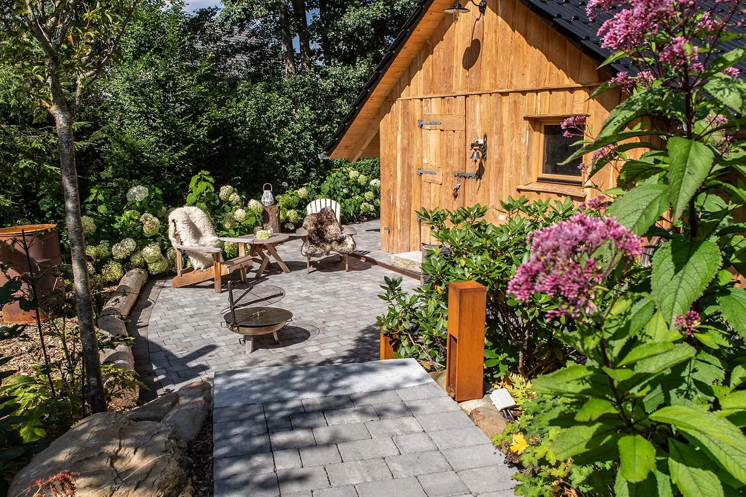 Ruhige, zeitlose Gartenanlage mit klaren Pflanzflächen