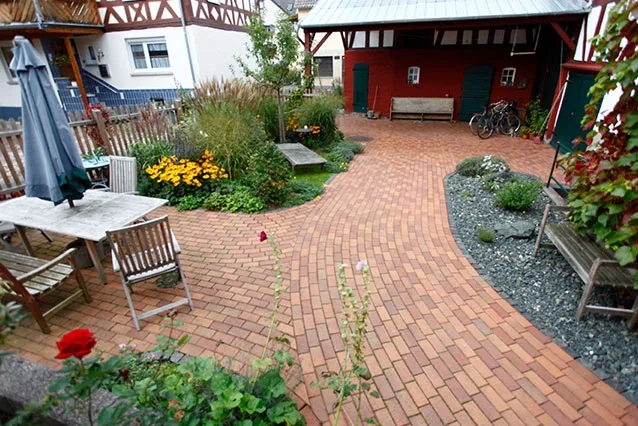 Gepflasterte Terrasse als Ideengeber für den Wunschgarten